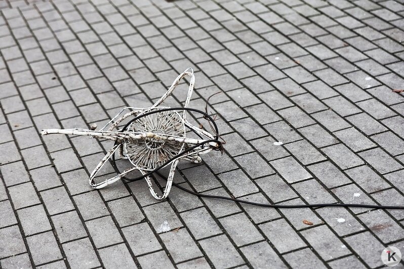 Никакого новогоднего настроения: сильный ветер побил украшения в Калининграде и расшатал колесо обозрения в Зеленоградске - Новости Калининграда | Фото: Александр Подгорчук / «Клопс»