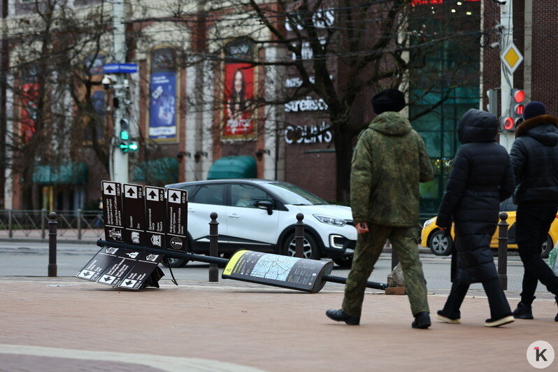 Никакого новогоднего настроения: сильный ветер побил украшения в Калининграде и расшатал колесо обозрения в Зеленоградске - Новости Калининграда | Фото: Александр Подгорчук / «Клопс»