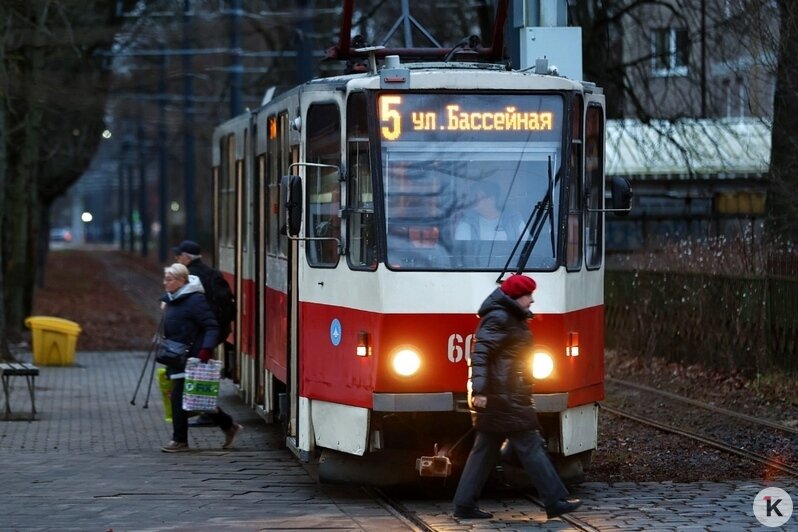 Пока пустой, медленный и с курящей бригадой: в Калининграде вернулся на прежний маршрут трамвай №5 (фоторепортаж) - Новости Калининграда | Фото: Александр Подгорчук / «Клопс»