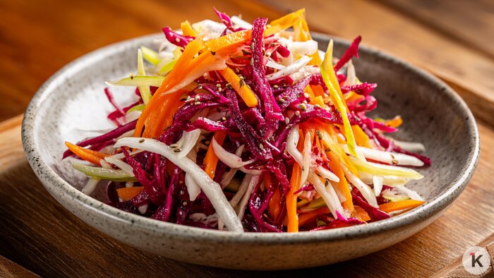 Немецкая, корейская и армянская кухня: 5 рецептов салатов, которые сметут со стола за считанные минуты - Новости Калининграда | Иллюстрация: Алиса Игонина / «Клопс» 