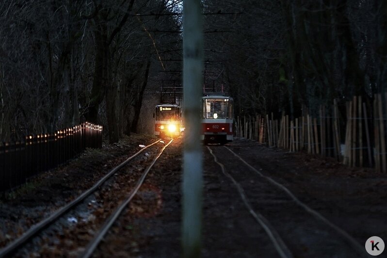 Пока пустой, медленный и с курящей бригадой: в Калининграде вернулся на прежний маршрут трамвай №5 (фоторепортаж) - Новости Калининграда | Фото: Александр Подгорчук / «Клопс»
