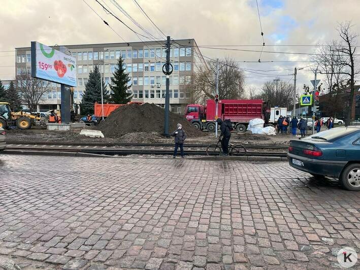 Пока пустой, медленный и с курящей бригадой: в Калининграде вернулся на прежний маршрут трамвай №5 (фоторепортаж) - Новости Калининграда | Фото: «Клопс»