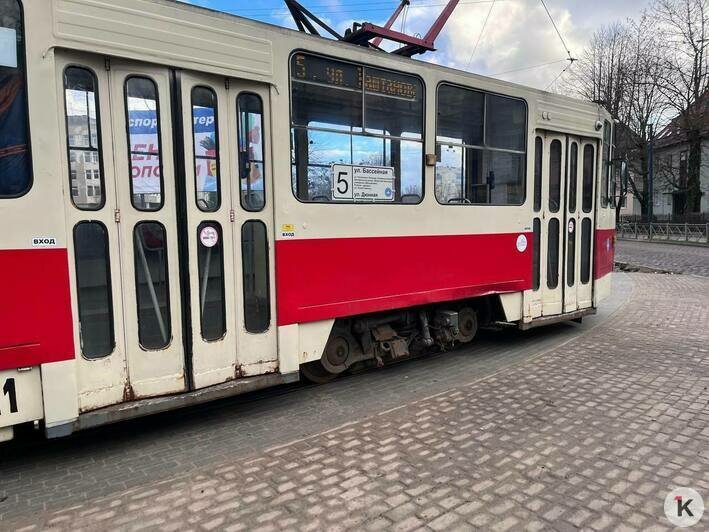 Пока пустой, медленный и с курящей бригадой: в Калининграде вернулся на прежний маршрут трамвай №5 (фоторепортаж) - Новости Калининграда | Фото: «Клопс»