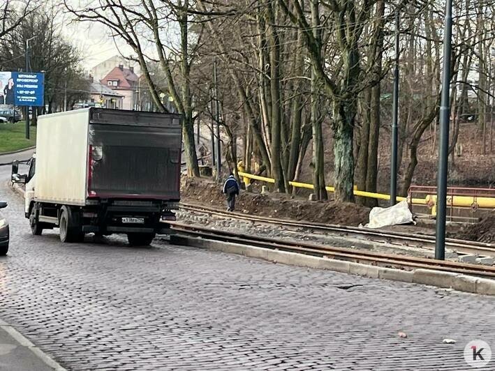 Пока пустой, медленный и с курящей бригадой: в Калининграде вернулся на прежний маршрут трамвай №5 (фоторепортаж) - Новости Калининграда | Фото: «Клопс»