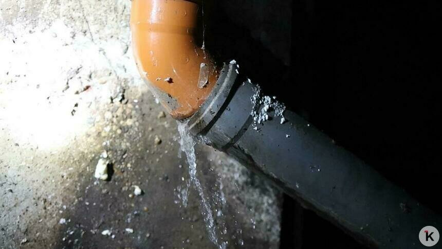 Вода из труб льётся с августа | Скриншот видео: Алексей