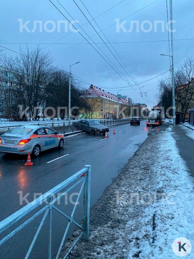 Легковушка снесла ограду, рядом стоит газовоз: на Горького из-за аварии собирается пробка (фото) - Новости Калининграда | Фото: очевидец