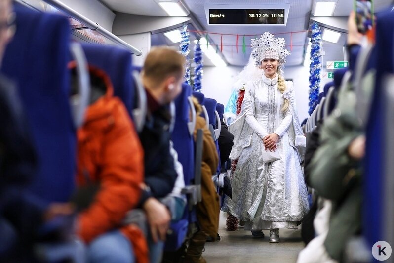 В Калининградской области запустили украшенный «Новогодний экспресс» с Дедом Морозом и Снегурочкой - Новости Калининграда | Фото: Александр Подгорчук / «Клопс»