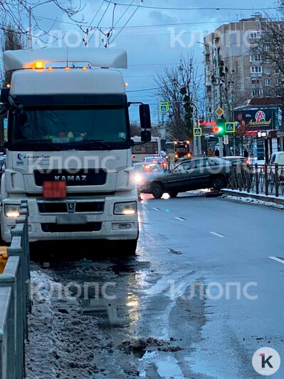 Легковушка снесла ограду, рядом стоит газовоз: на Горького из-за аварии собирается пробка (фото) - Новости Калининграда | Фото: очевидец
