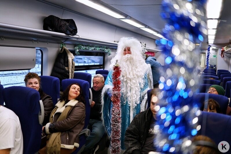 В Калининградской области запустили украшенный «Новогодний экспресс» с Дедом Морозом и Снегурочкой - Новости Калининграда | Фото: Александр Подгорчук / «Клопс»