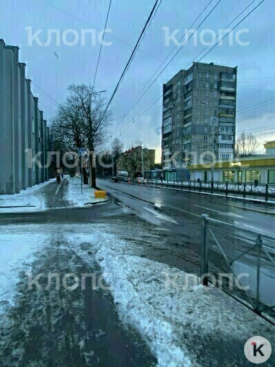 Легковушка снесла ограду, рядом стоит газовоз: на Горького из-за аварии собирается пробка (фото) - Новости Калининграда | Фото: очевидец