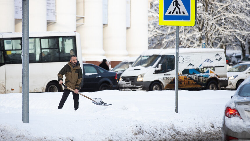 Уборка снега — ручная работа: Дятлова рассказала, куда в первую очередь направляют десант дворников - Новости Калининграда | Фото: Александр Подгорчук / Архив «Клопс»