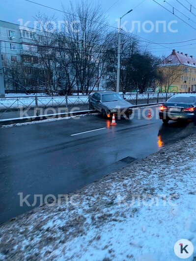 Легковушка снесла ограду, рядом стоит газовоз: на Горького из-за аварии собирается пробка (фото) - Новости Калининграда | Фото: очевидец