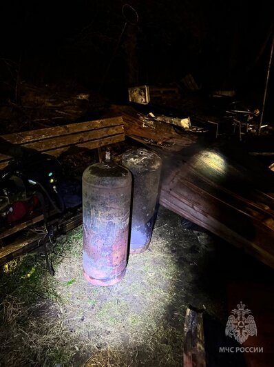 Ночью под Светлым пожарные потушили горящую хозпостройку и предотвратили взрыв газа (фото, видео) - Новости Калининграда | Фото: МЧС Калининградской области 