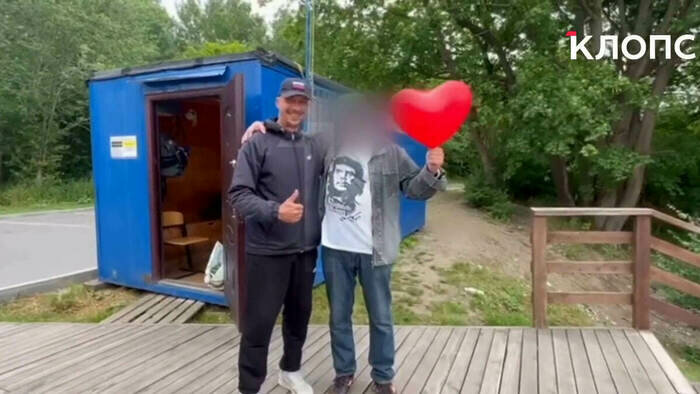 Мужчина пришёл поблагодарить спасателей  | Фото: Илья Павлов