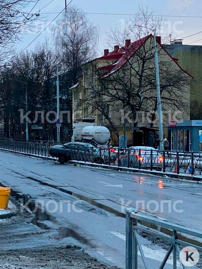 Легковушка снесла ограду, рядом стоит газовоз: на Горького из-за аварии собирается пробка (фото) - Новости Калининграда | Фото: очевидец