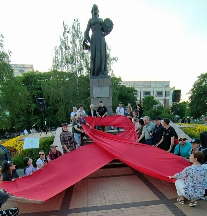 Акция «Красная лента» - символ людей с ВИЧ с целью привлечения внимания общества. | Фото предоставлено общественной организацией «Статус плюс»