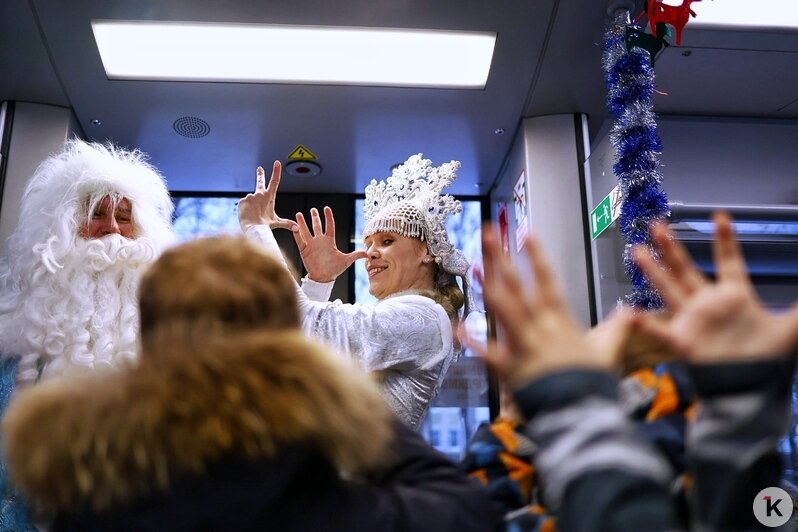 В Калининградской области запустили украшенный «Новогодний экспресс» с Дедом Морозом и Снегурочкой - Новости Калининграда | Фото: Александр Подгорчук / «Клопс»