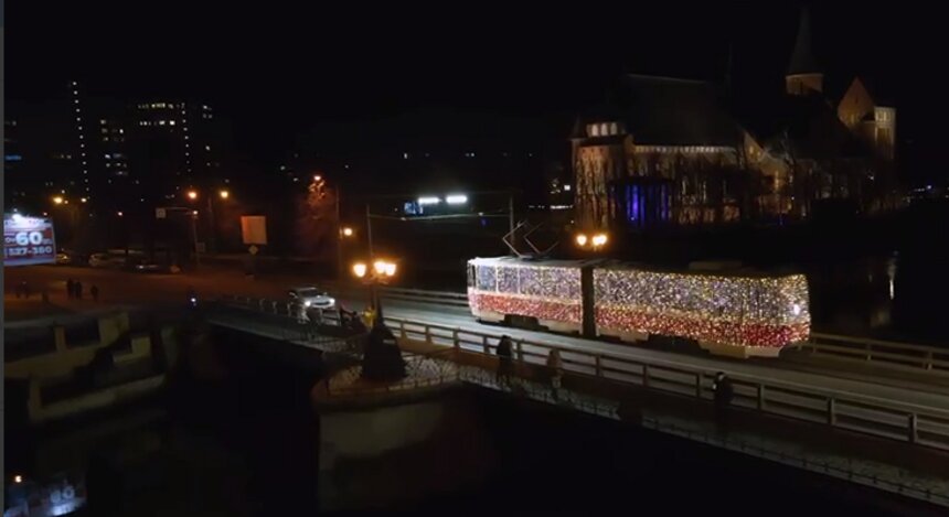 Новогодний трамвай особенно нравится туристам. | Фото: администрация Калининграда