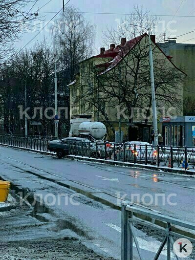 Легковушка снесла ограду, рядом стоит газовоз: на Горького из-за аварии собирается пробка (фото) - Новости Калининграда | Фото: очевидец