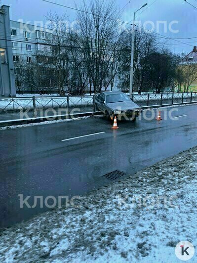 Легковушка снесла ограду, рядом стоит газовоз: на Горького из-за аварии собирается пробка (фото) - Новости Калининграда | Фото: очевидец