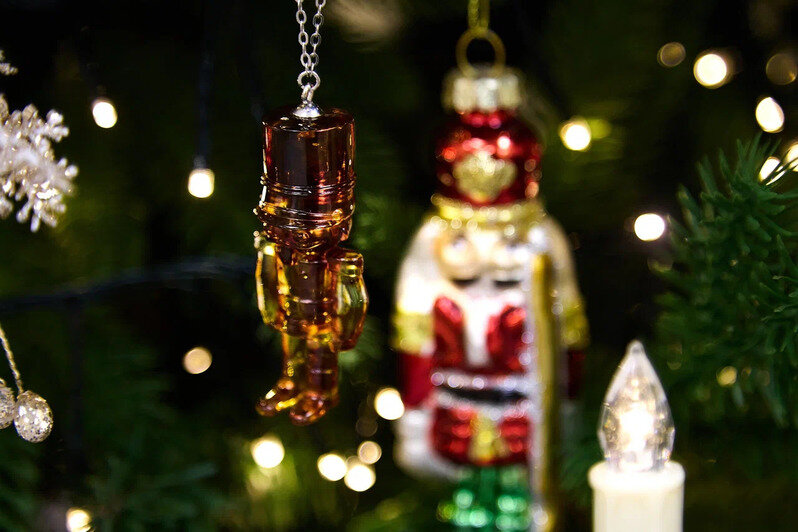 Янтарный Фаберже: в Калининграде изготовили 50 эксклюзивных наборов с ёлочными игрушками (фото) - Новости Калининграда | Фото: Калининградский янтарный комбинат