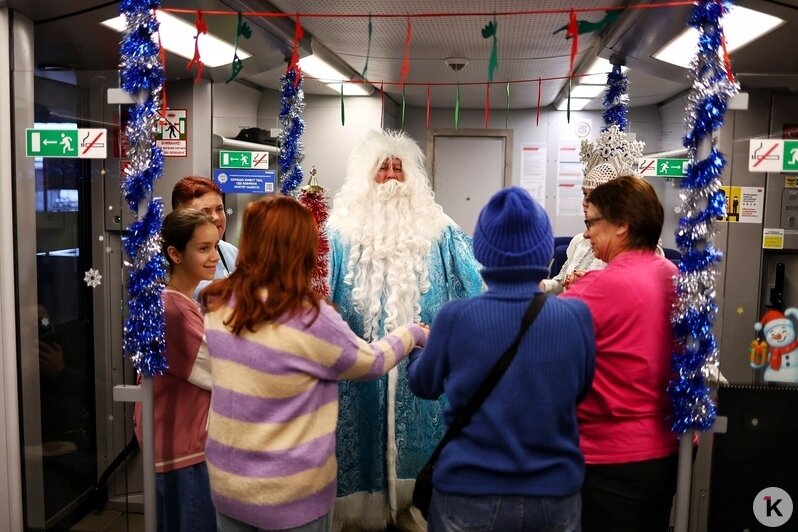 В Калининградской области запустили украшенный «Новогодний экспресс» с Дедом Морозом и Снегурочкой - Новости Калининграда | Фото: Александр Подгорчук / «Клопс»