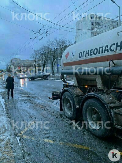 Легковушка снесла ограду, рядом стоит газовоз: на Горького из-за аварии собирается пробка (фото) - Новости Калининграда | Фото: очевидец