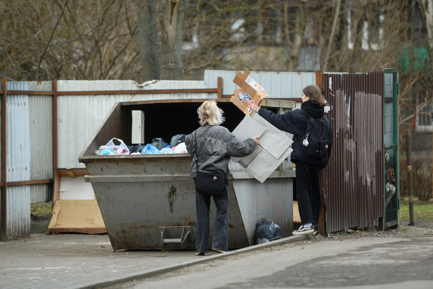 Если переполнен контейнер, звоните на горячую линию.  | Фото: архив «СК»