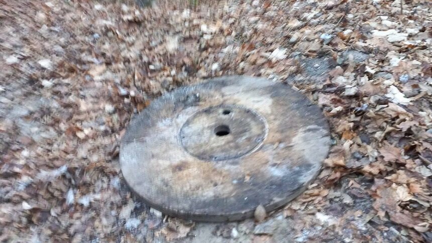 После публикации «Клопс» опасную яму на выходе к морю в Отрадном закрыли люком (фото)   - Новости Калининграда | Фото: «Клопс»