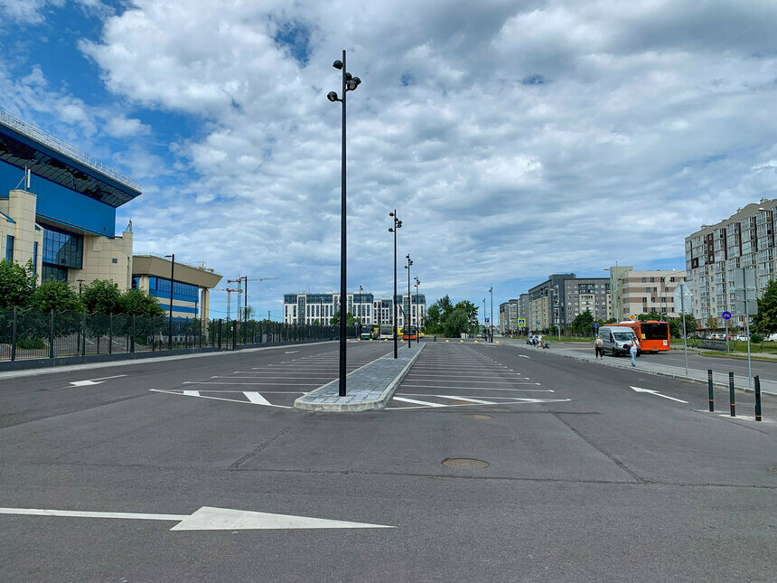 Парковка возле Дворца спорта «Янтарный» преимущественно пустует.  | Фото: Александр Мелехов