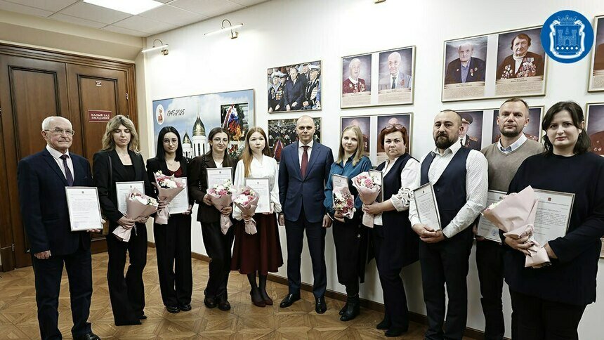 Алексей Беспрозванных вручил жилищные сертификаты 11 врачам - Новости Калининграда | Фото: правительство Калининградской области