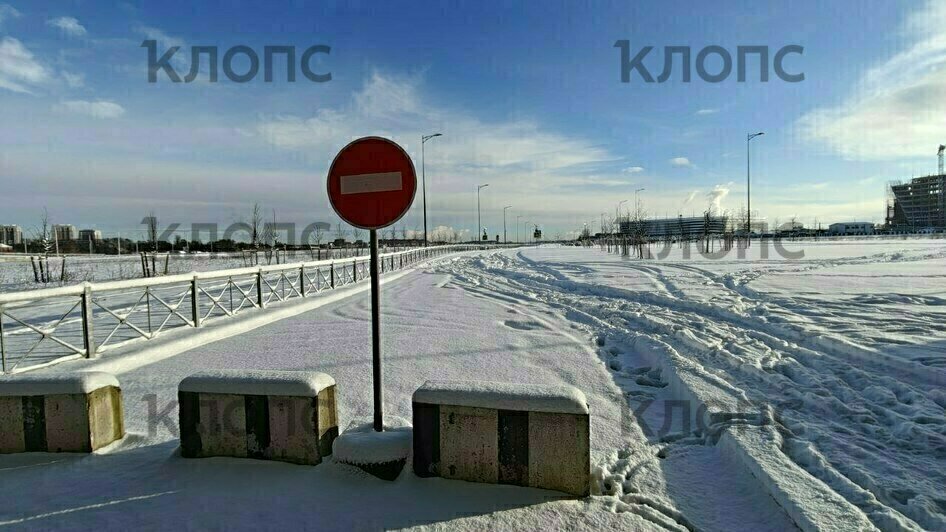 Очевидцы: в Калининграде дорогу к резиденции Деда Мороза перекрыли из-за провала (фото) - Новости Калининграда | Фото: «Клопс»