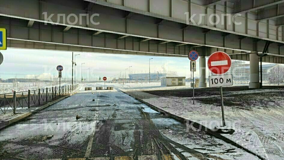 Очевидцы: в Калининграде дорогу к резиденции Деда Мороза перекрыли из-за провала (фото) - Новости Калининграда | Фото: «Клопс»