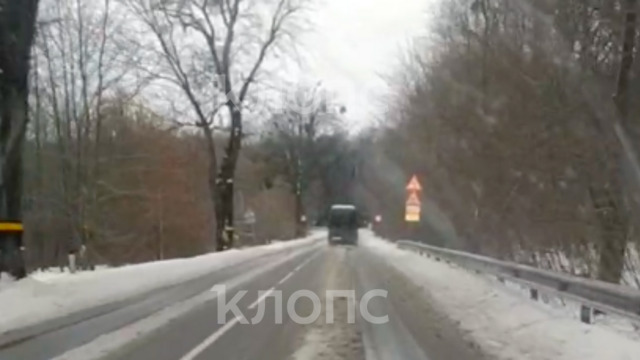 В Калининградской области автомобилисты жалуются на заснеженные дороги (видео)