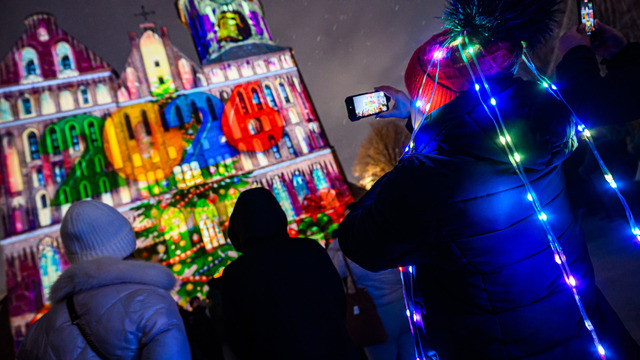 Свет, собор, зима и люди: вечерний остров Канта в первые дни января (фото)