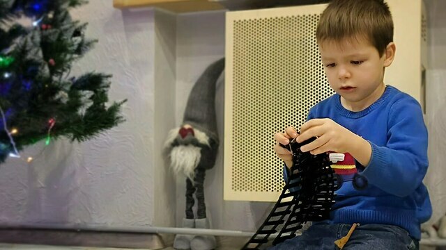 Стич, кукольный домик и поезд: губернатор янтарного края передал подарки детям Херсонской области