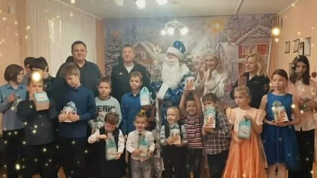 Полицейский Дед Мороз  и  Снегурочка поздравили детей из социального приюта 