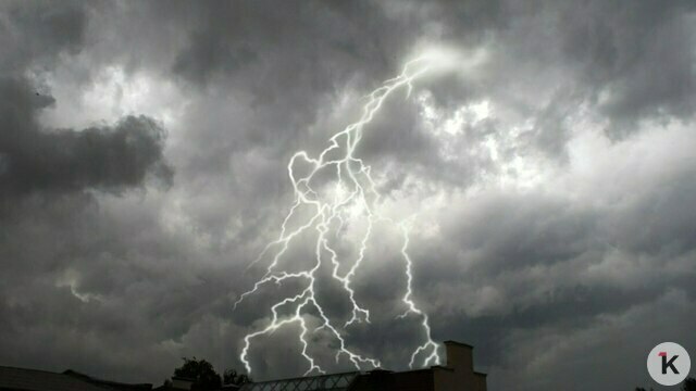 На севере ЮАР от удара молнии во время праздничного мероприятия два человека погибли и около 150 пострадали