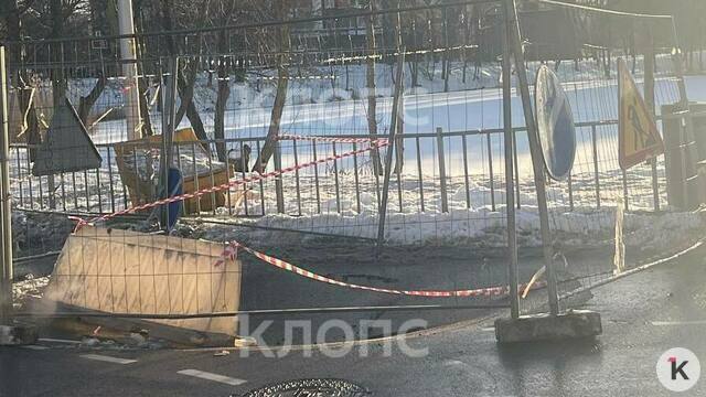 В Калининграде на перекрёстке в Балтрайоне провалилась дорога, троллейбусы и автобусы не могут проехать
