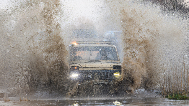 Грязь, азарт и костюмы: новогодний трофи-рейд под Калининградом (фоторепортаж)