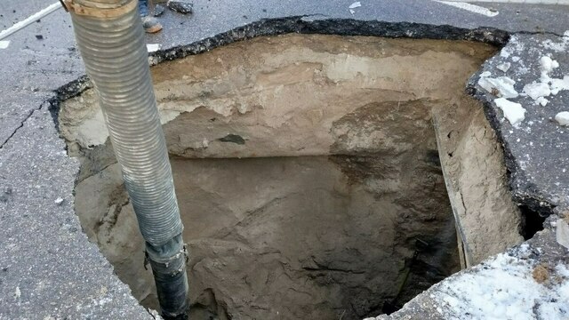 Стали известны причина провала на Батальной в Калининграде и сроки ремонта (фото) 