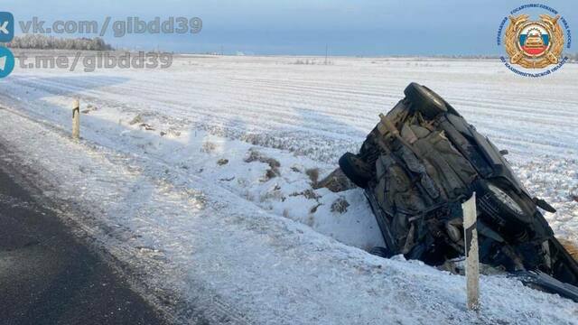 В Гвардейском районе водитель Nissan съехал в придорожный кювет и опрокинулся