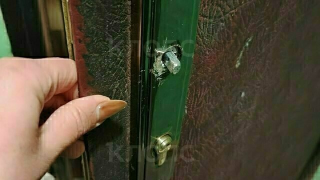 На жительницу Балтийска едва не рухнула люстра во время вечеринки наверху, а в дверь ломился пьяный сосед (видео)  