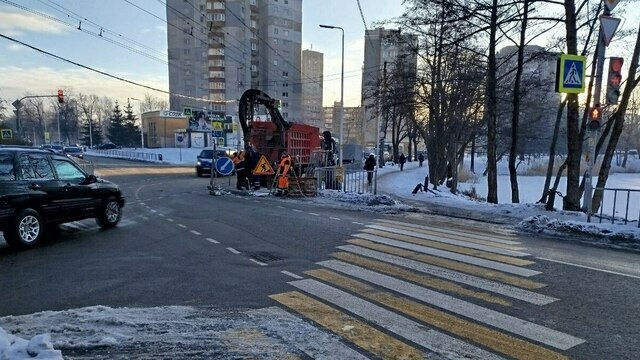 Провал на Судостроительной временно накроют бетонными плитами