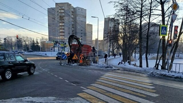 Провал на Судостроительной временно накроют бетонными плитами