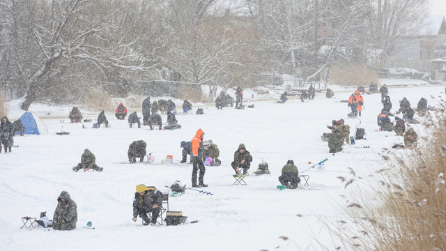 Как на картинах Брейгеля: в новогодние каникулы река Прохладная превратилась в рыбацкий городок