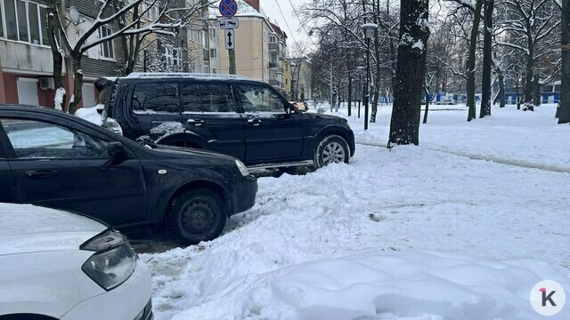 Калининградцы вынуждены парковаться в сугробах на тротуаре: юрист объяснил, будет ли штраф и эвакуация