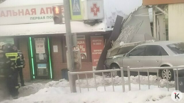 В Гурьевске легковушка вылетела на тротуар и прижала прохожую к стене аптеки (фото)