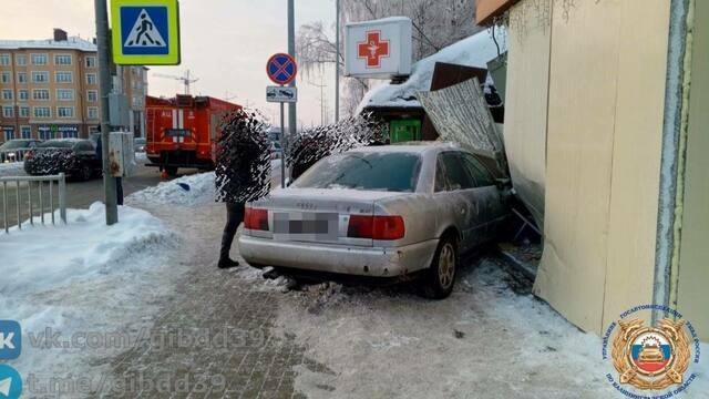 Утром в Гурьевске автомобиль вылетел на тротуар и сбил пешехода