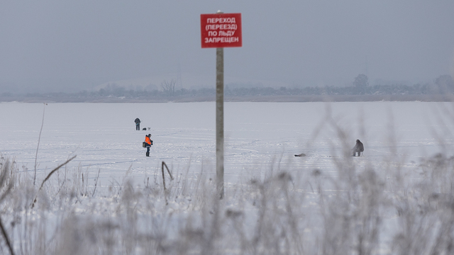 Безопасные 15 сантиметров: как в Калининграде следят за толщиной льда (фоторепортаж) 